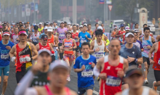 开云app在线下载-安全才是终点！马拉松选手猝死悲剧敲警钟：别让热爱成为致命负担|心脏骤停|体检|重庆市|赛事|奔跑_新浪新闻